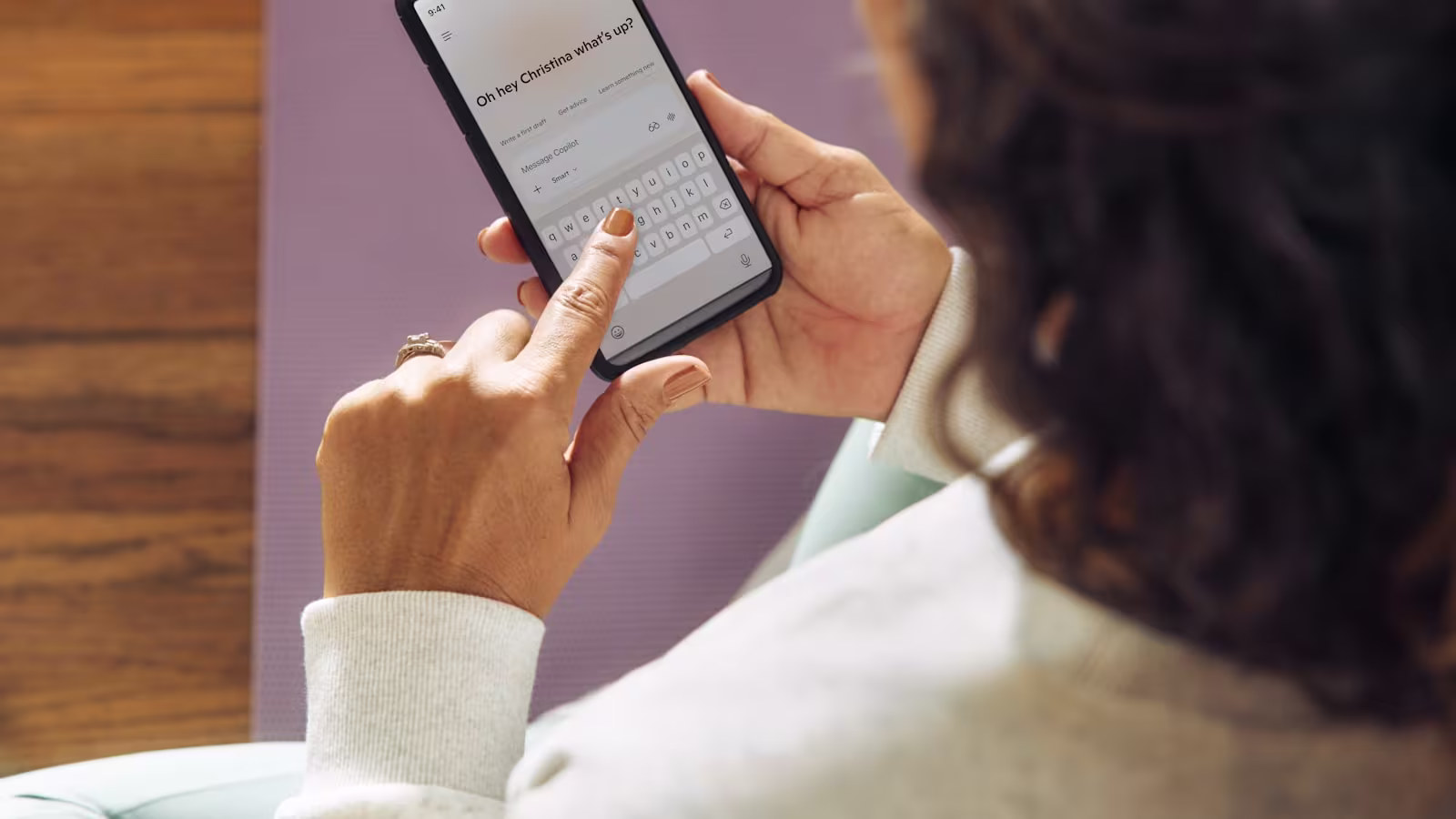 Une prof de yoga consulte son téléphone pour gérer les inscriptions de ses cours