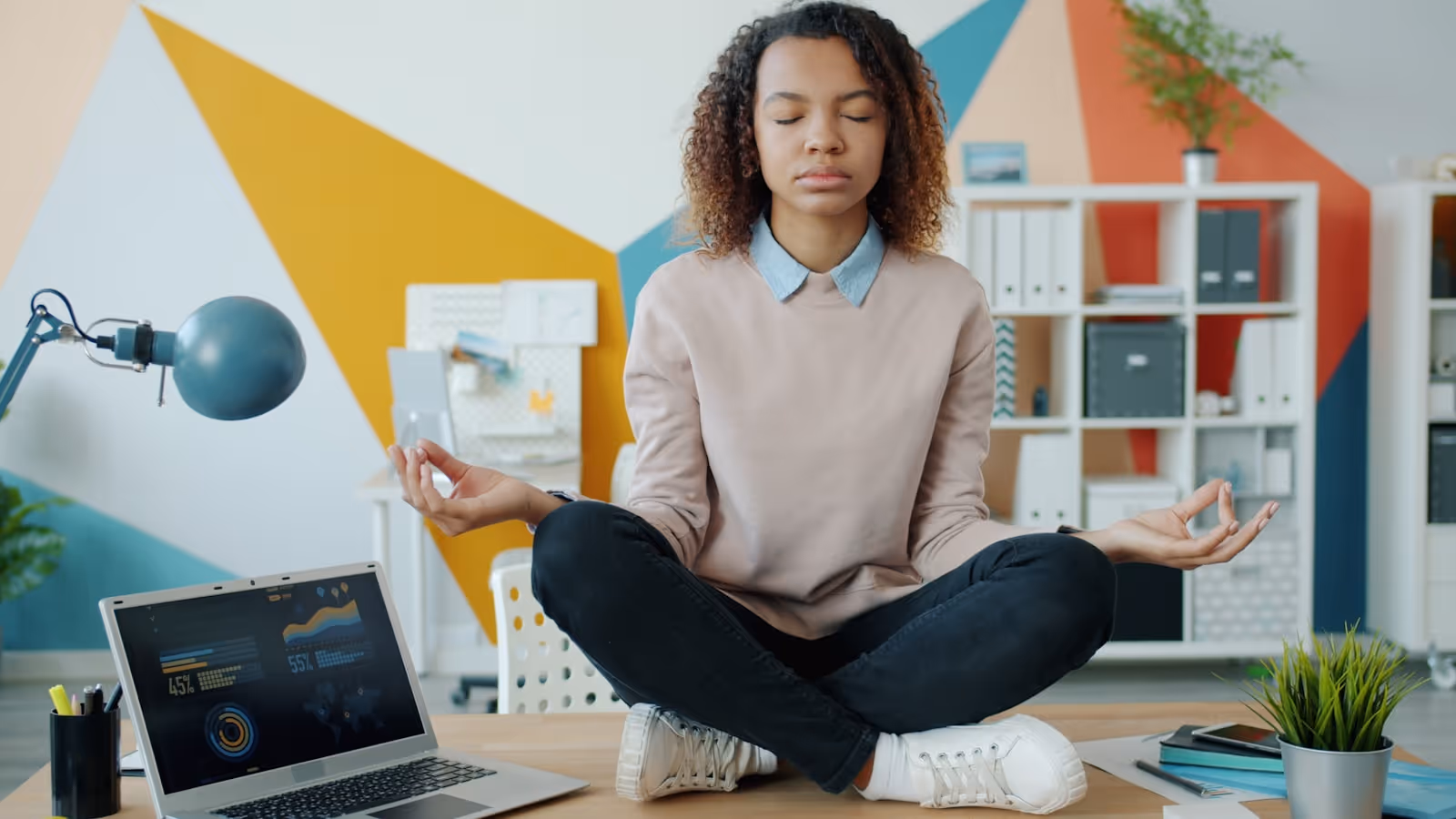 Un moment de pause et d'étirement en petit groupe dans un espace de travail lumineux