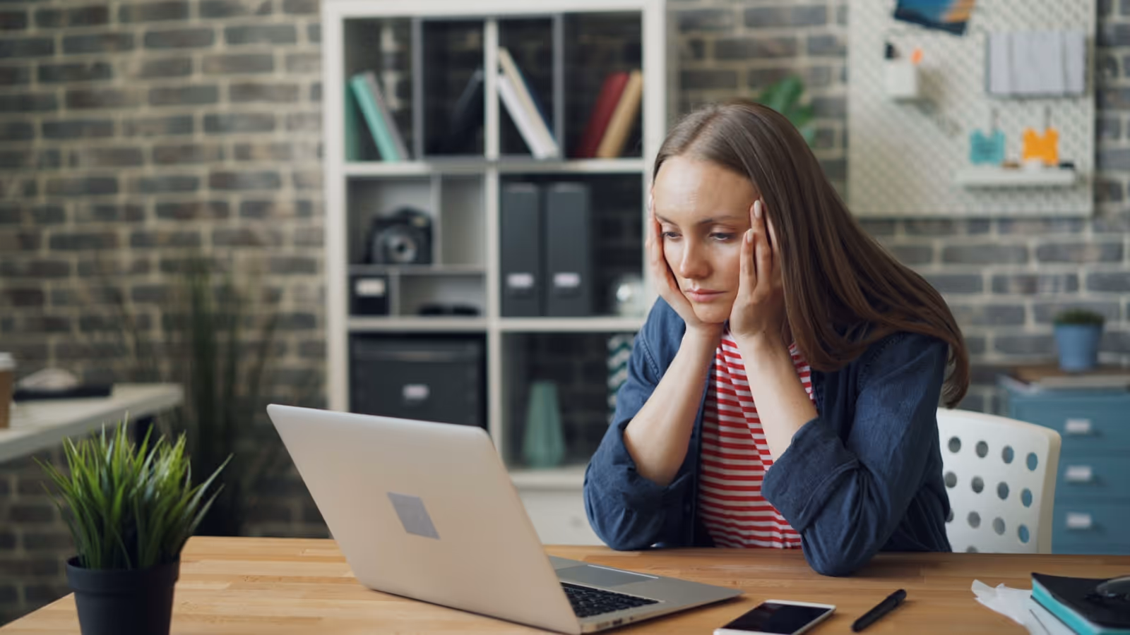 Une personne pratique une posture de yoga douce dans un espace de bureau lumineux pendant une pause