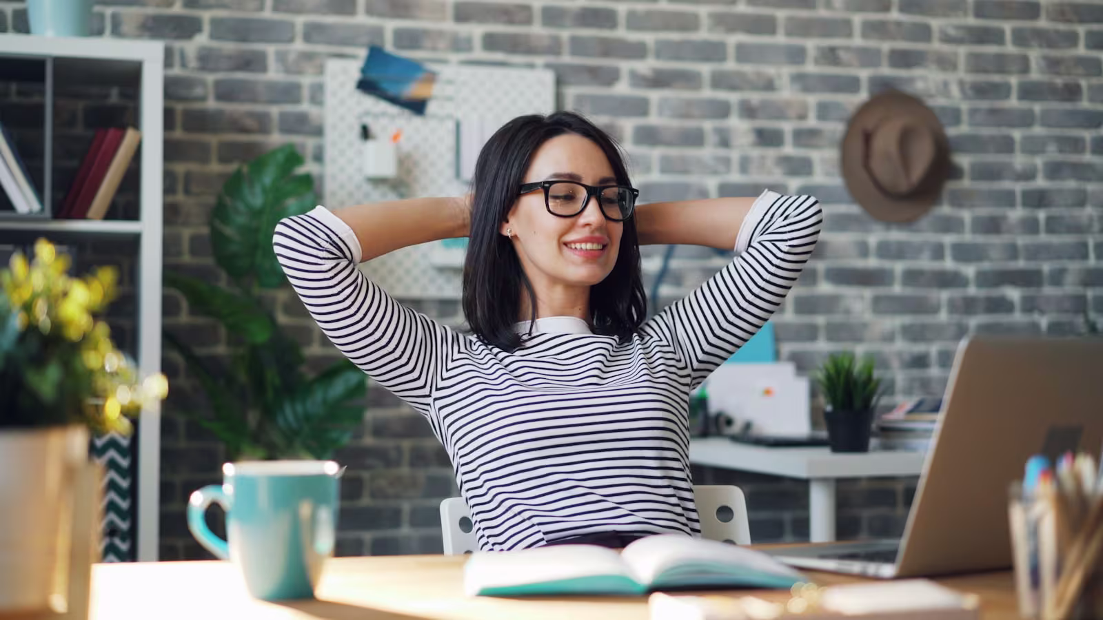 Une personne fait une torsion douce assise sur une chaise de bureau pour soulager le bas du dos